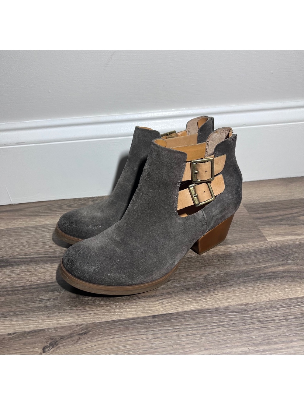 Korks gray suede cutout ankle booties women's size 6
